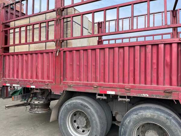 兩臺120型榨油機(jī)發(fā)往港口出口國外 兩臺120型榨油機(jī)發(fā)往港口出口國外