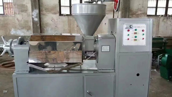 兩臺120型榨油機(jī)發(fā)往港口出口國外 兩臺120型榨油機(jī)發(fā)往港口出口國外